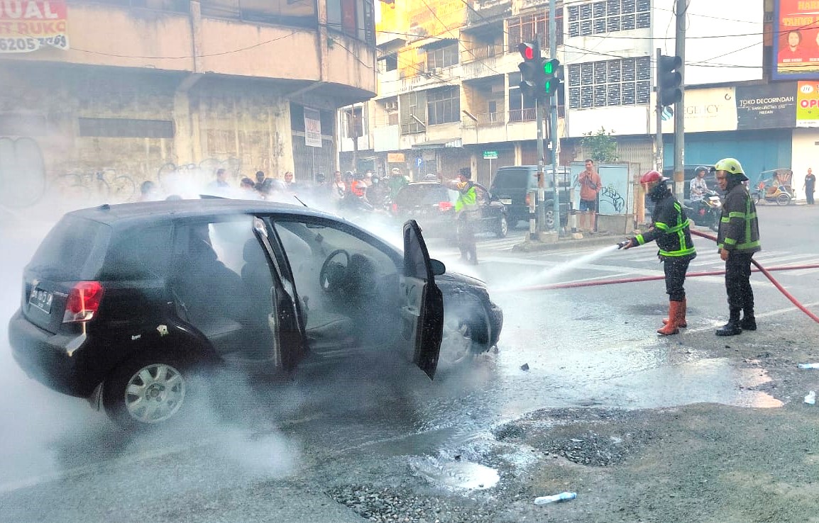 Mobil Chevrolet Terbakar Jadi Tontonan Warga di Jalan Sutomo Medan