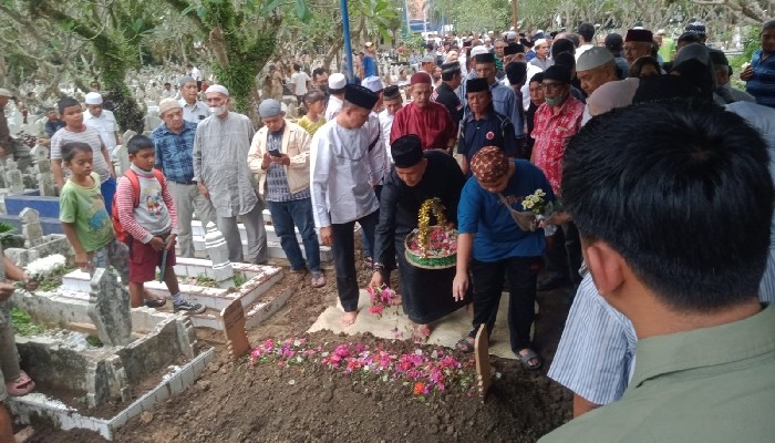 Gubernur Edy dan Wagub Ijeck Hadiri Pemakaman Almarhum Mack Ped