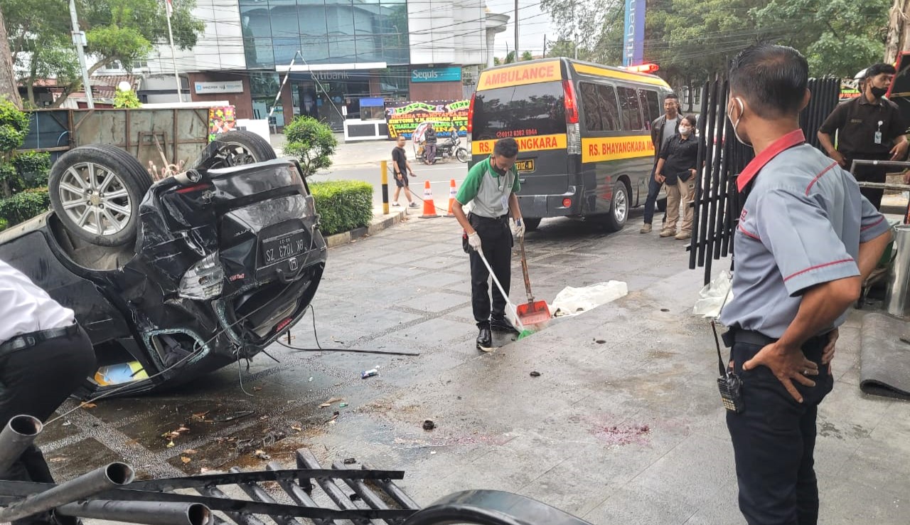 Diduga Ngebut, Mobil Honda Jazz Tabrak Pagar Hotel Tiara, Pengemudi Tewas