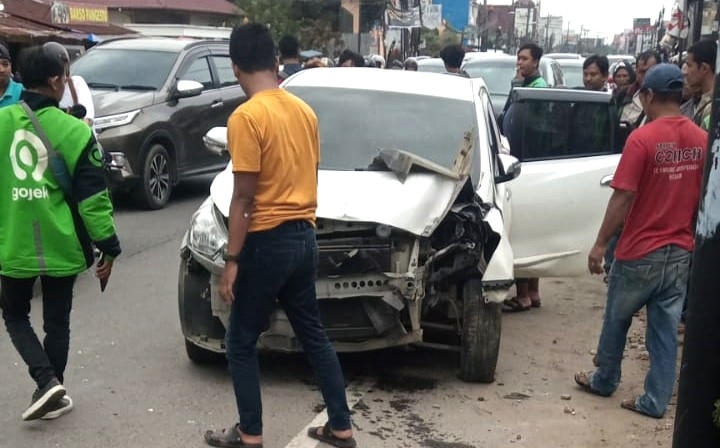 Emak-emak Pengemudi Datsun Go Tabrak Gerobak Gorengan dan 5 Motor Ojol di Johor