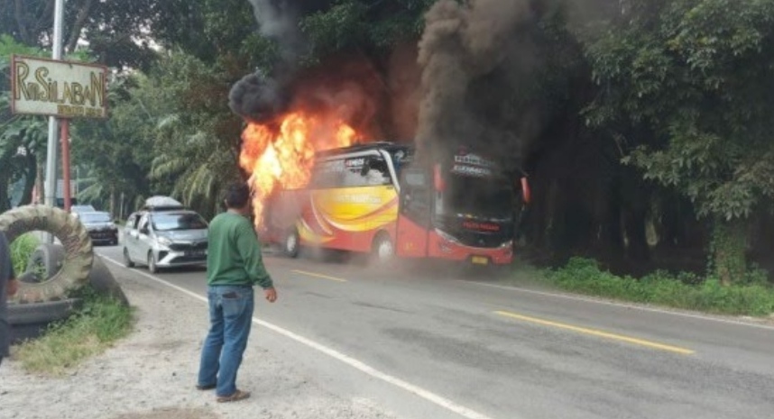 Bus PT Pelita Paradep Taxi Terbakar, Api Berkobar di Bagian Belakang