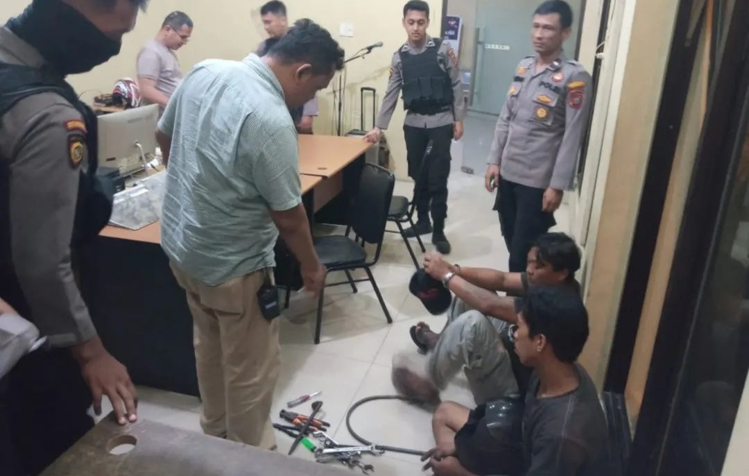 Dua Maling Tiang Listrik di Jalan Garuda tak Berkutik saat Tertangkap Tangan Polisi