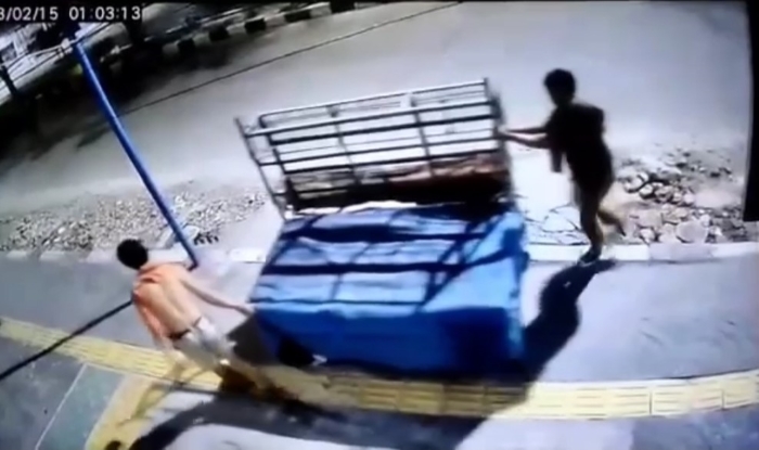 Gawat, Komplotan Maling Gasak Gerobak Pedagang Es Kelapa di Aksara