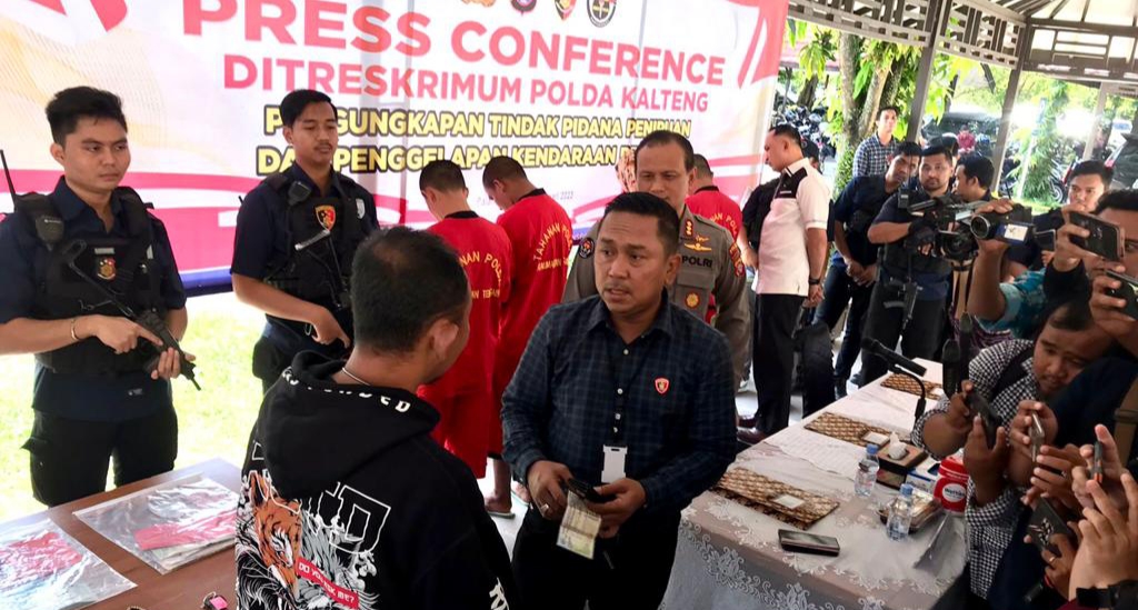 Polda Kalteng Ungkap Kasus Penipuan dan Penggelapan : 4 Tersangka Ditangkap, Belasan Mobil Disita