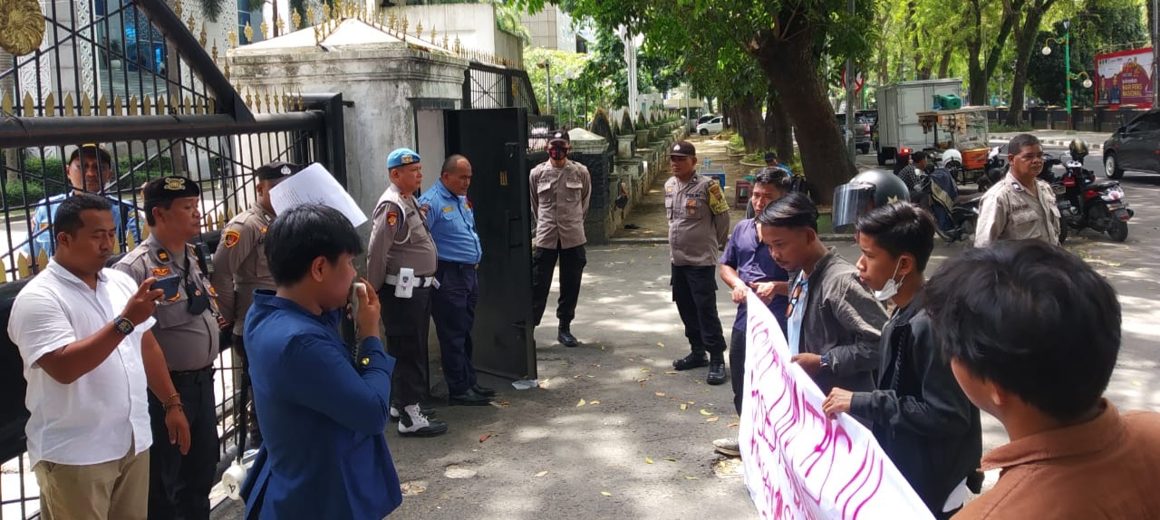 Polrestabes Medan Kawal Mahasiswa Anti Korupsi Demo di Kantor Gubernur dan DPRD Sumut