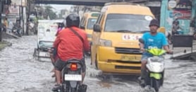 Gawat ! Sejam Diguyur Hujan, Ruas Jalan di Perumnas Mandala Banjir