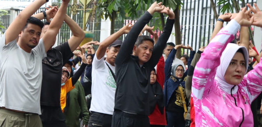 Kapolrestabes dan Walikota Medan Olahraga Bersama di Halaman Balai Kota