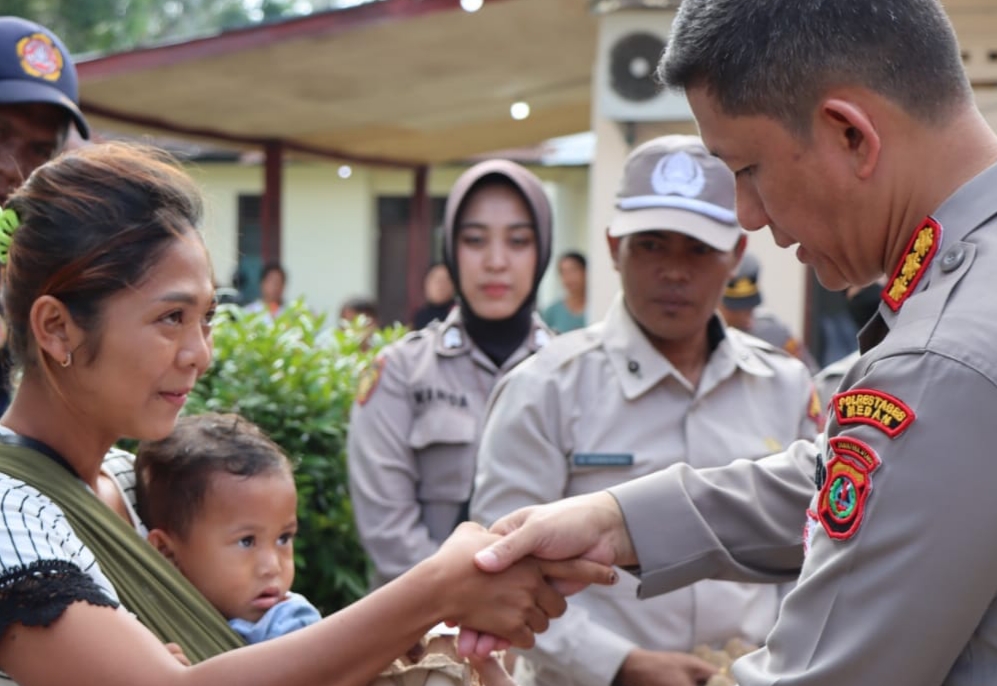 Kapolrestabes Medan Kunjungi Polsek Kutalimbaru, Santuni Anak Yatim dan Penderita Stunting