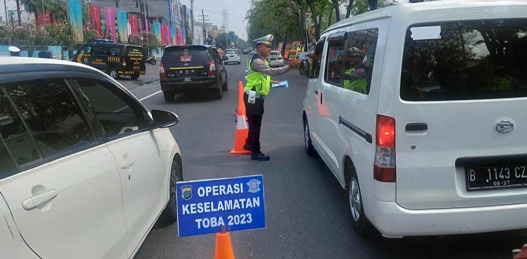 Hari Ketiga Ops Keselamatan Toba 2023, Satlantas Polrestabes Medan Bagikan 500 Stiker