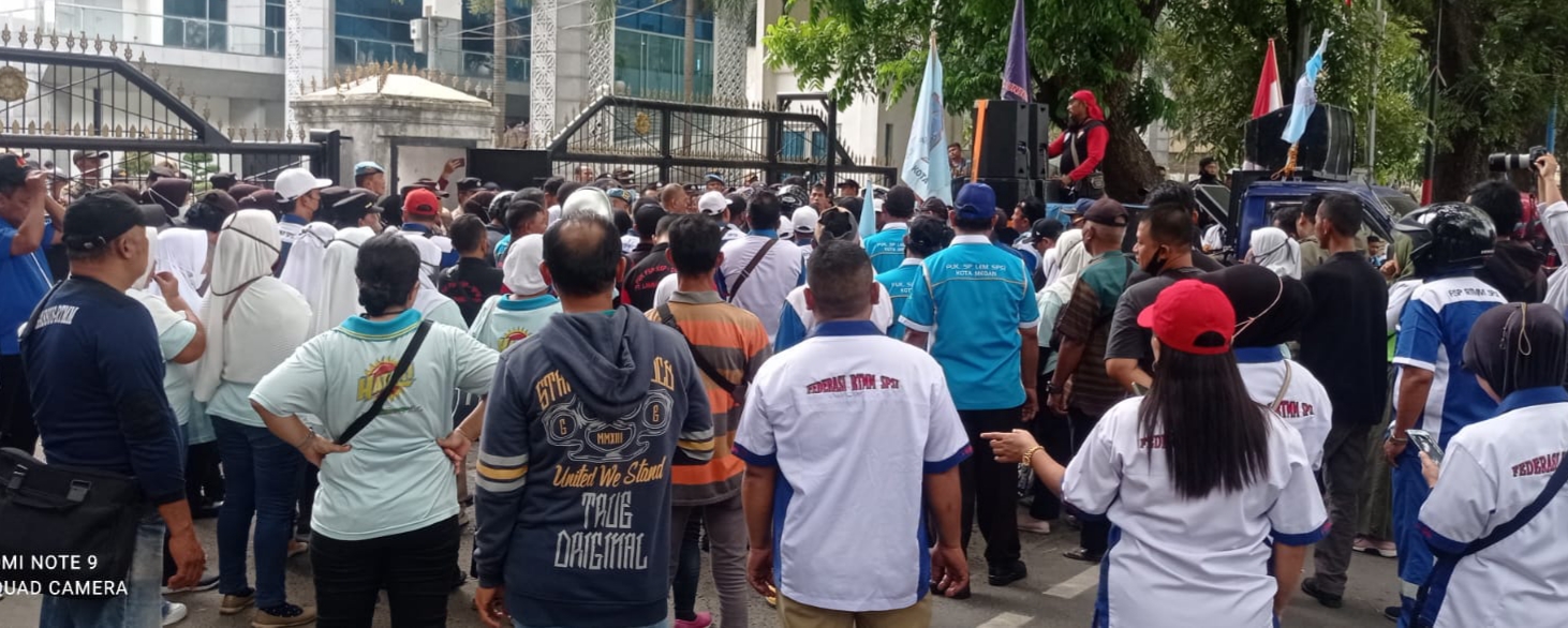 Polrestabes Medan Kawal Aksi Massa 5 Federasi Serikat Pekerja Demo DPRD Sumut