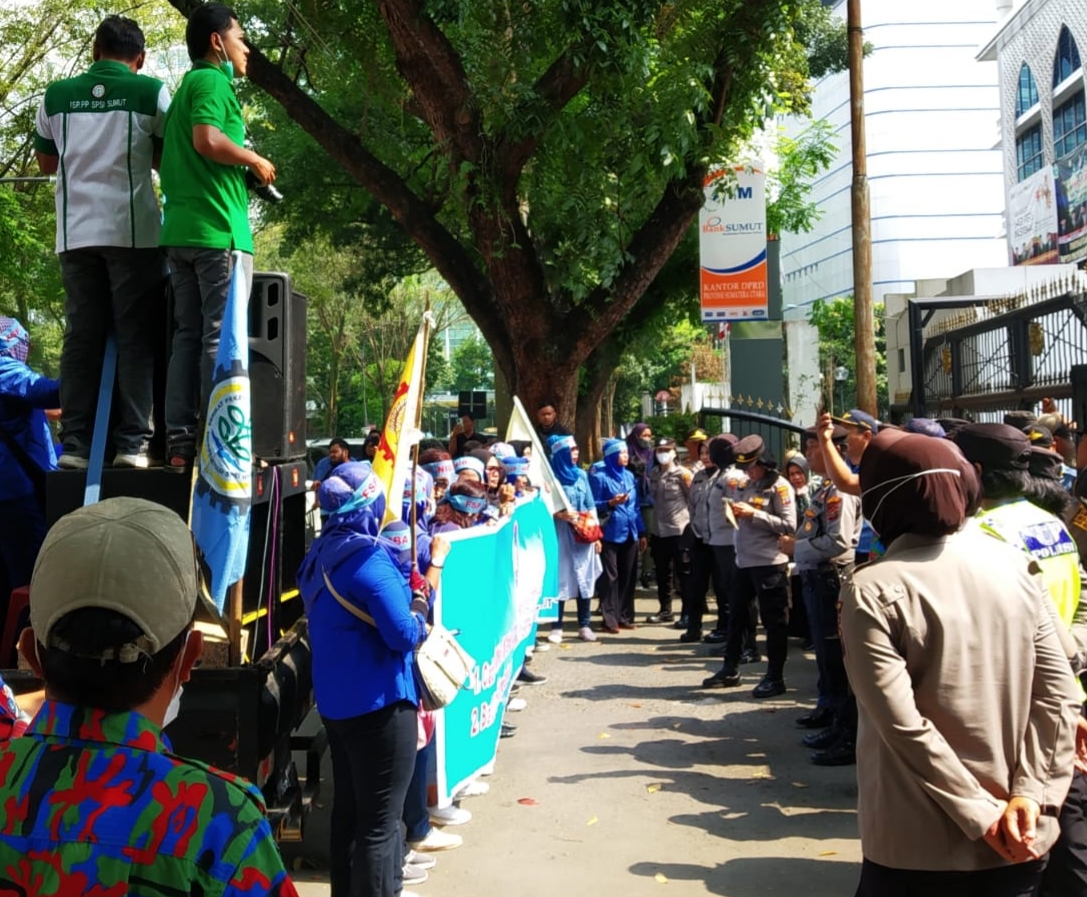 Polrestabes Medan Kawal Demo DPRD Sumut, Massa Aksi : Tolak Pengesahan Perpu Cipta Kerja