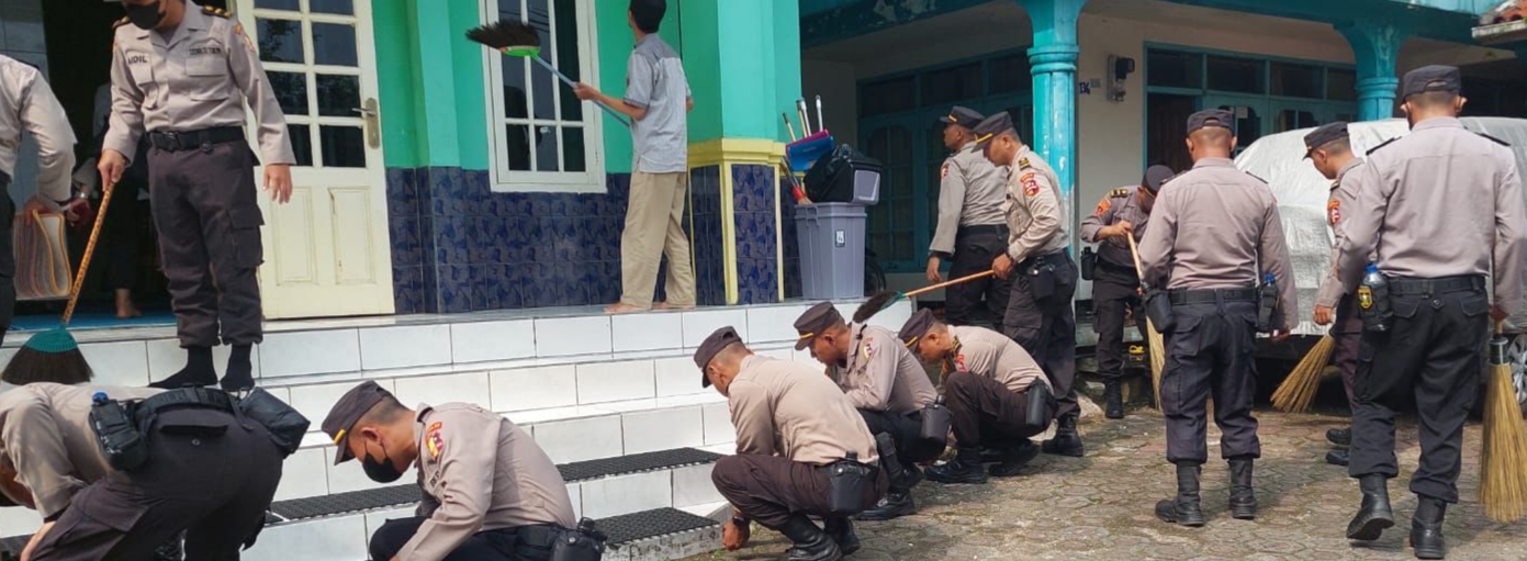 Jelang Ramadhan 1444 H, Resimen Rahesa Aditya Diandra (RAD) SIP 52 Bersihkan 7 Masjid