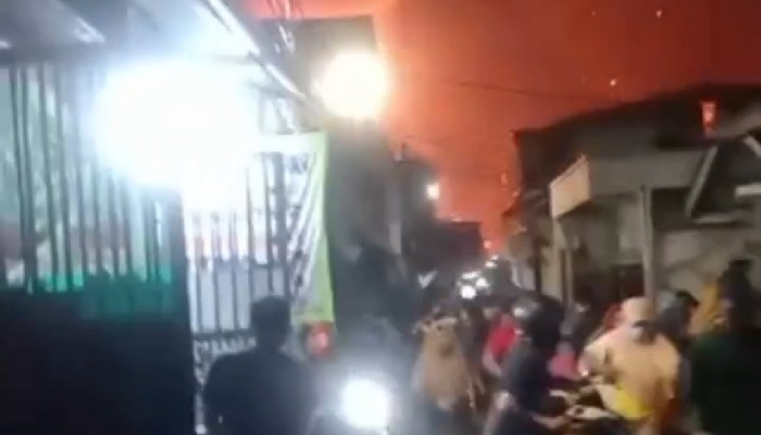 Kebakaran Hebat Depo Pertamina, Warga Sekitar Panik Berlarian