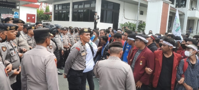 Polrestabes Medan Kawal Massa Cipayung Plus Demo Pertamina : Massa Desak Erik Tohir Mundur