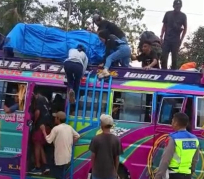 Pantau Arus Mudik 'Jalur Atas' Polantas Perintahkan Penumpang di Atas Kap Bus agar Turun