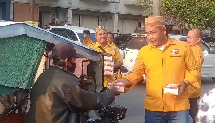 Partai Hanura dan PP Percut Sei Tuan Bagikan 1000 Takjil