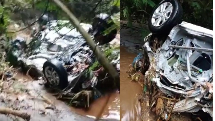 Banjir Bandang Hanyutkan Mobil Minibus, Ditemukan Dalam Kondisi Hancur