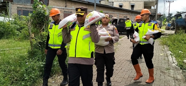 Aksi Peduli, Wakapolrestabes Medan Serahkan Bantuan Kapolda Sumut kepada Korban Banjir Bandang