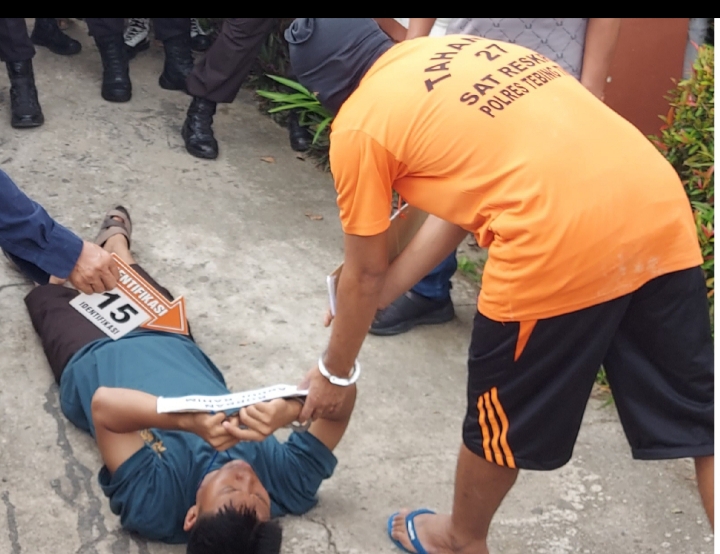 Safitri Histeris saat Rekontruksi Pembunuhan Suaminya yang Dituduh Curi Burung