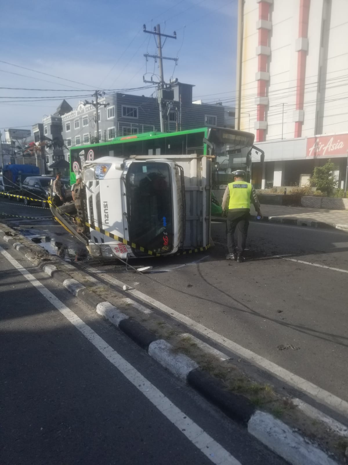 Truk Pengangkut Batu Terbalik di Jalan Sisingamangaraja