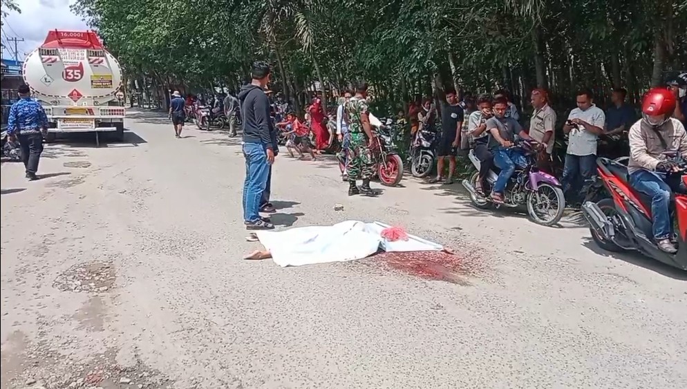 Elakkan Jalan Berlubang, Pengendara Motor Tewas Digilas Truk BBM
