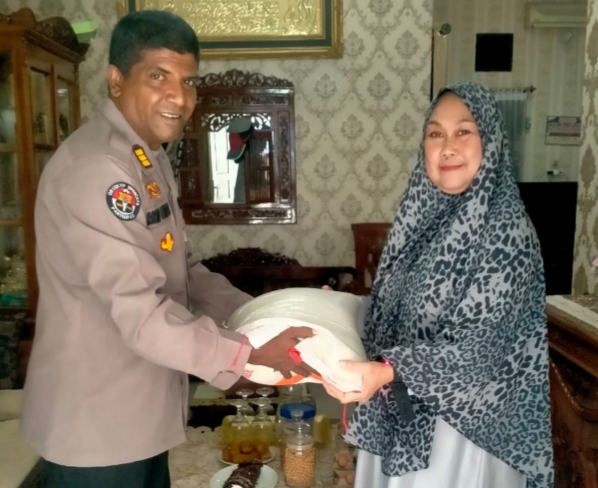 SI Humas Polrestabes Medan Berkunjung ke Rumah Pensiunan Polwan Sekaligus Berikan Bantuan