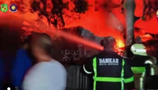Petugas Damkarmat Kota Medan Ikut Berjibaku Membantu Kebakaran Gudang di Deli Serdang