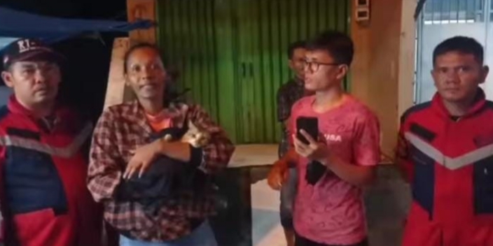 Momen Haru saat Tim Rescue Damkarmat Medan Menyerahkan Kucing yang Terjebak di Sungai kepada Pelapor
