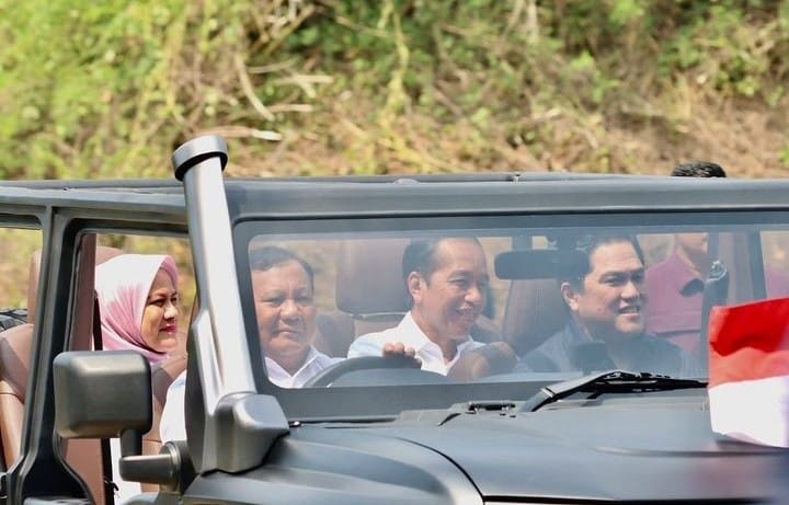 Prabowo Sopiri Jokowi dan Erick Thohir Naik Mobil Maung Pindad, Publik Nilai Kode Keras 2024