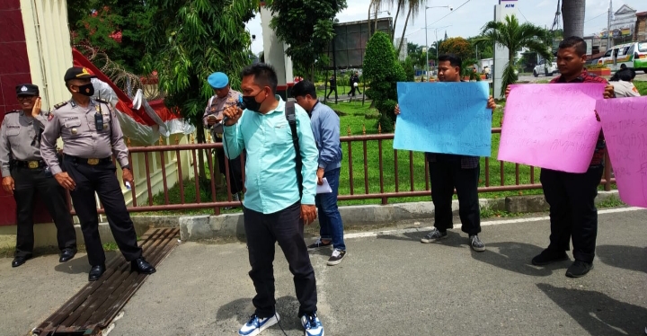 Massa FKM Demo di Polda Sumut : Periksa Pemilik Tambang Bitcoin