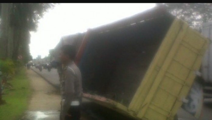 Tanah Longsor, Truk Terperosok dan Nyaris Terbalik