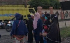 Emak-emak Geruduk Polsek Patumbak Minta Anaknya Dibebaskan