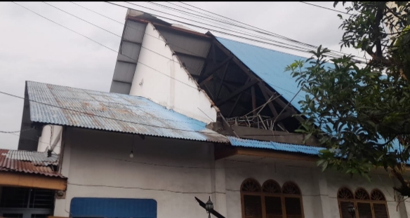 Diterjang Angin Puting Beliung, Seng Gereja HKI Beterbangan