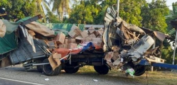 Bus Penumpang Tabrak Dinding Truk, 1 Tewas dan 3 Luka-luka