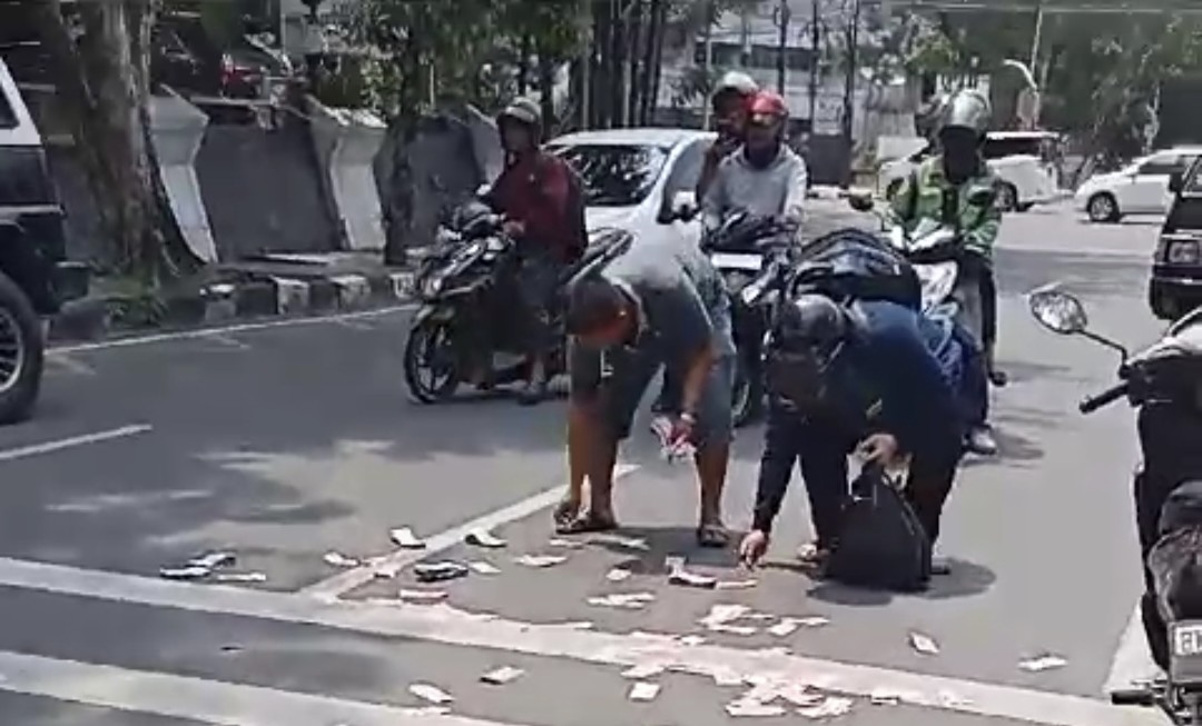 Bikin Heboh, Uang Pecahan Rp 100 Ribu Beterbangan di Jalan Imam Bonjol Medan