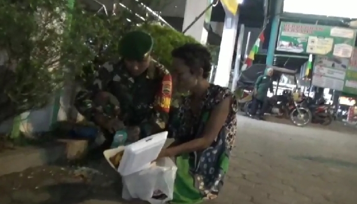 Momen Haru Babinsa Kodim 0201/Medan Beli Pakaian Buat Lansia Mengalami ODGJ Tanpa Busana
