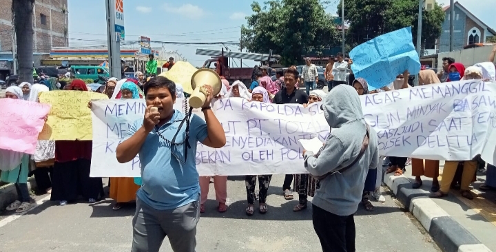 Emak-emak Sambil Bawa Ayam Jantan Demo di Polda Sumut : Minta Bandar Judi Ditangkap