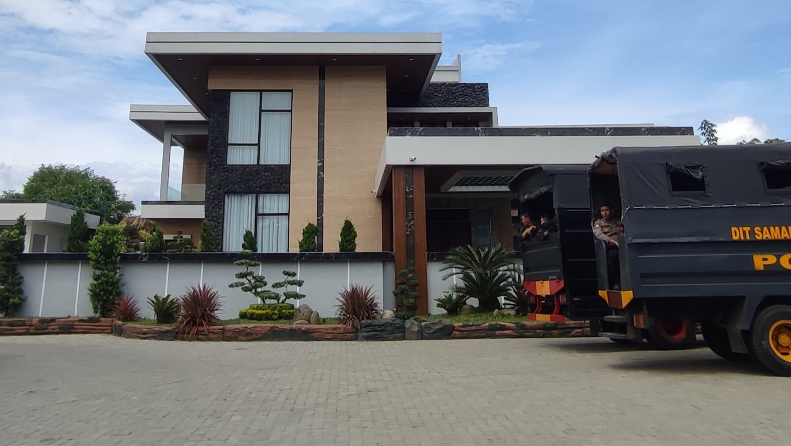 Petugas Gabungan Geledah Rumah DPO Samsul Tarigan
