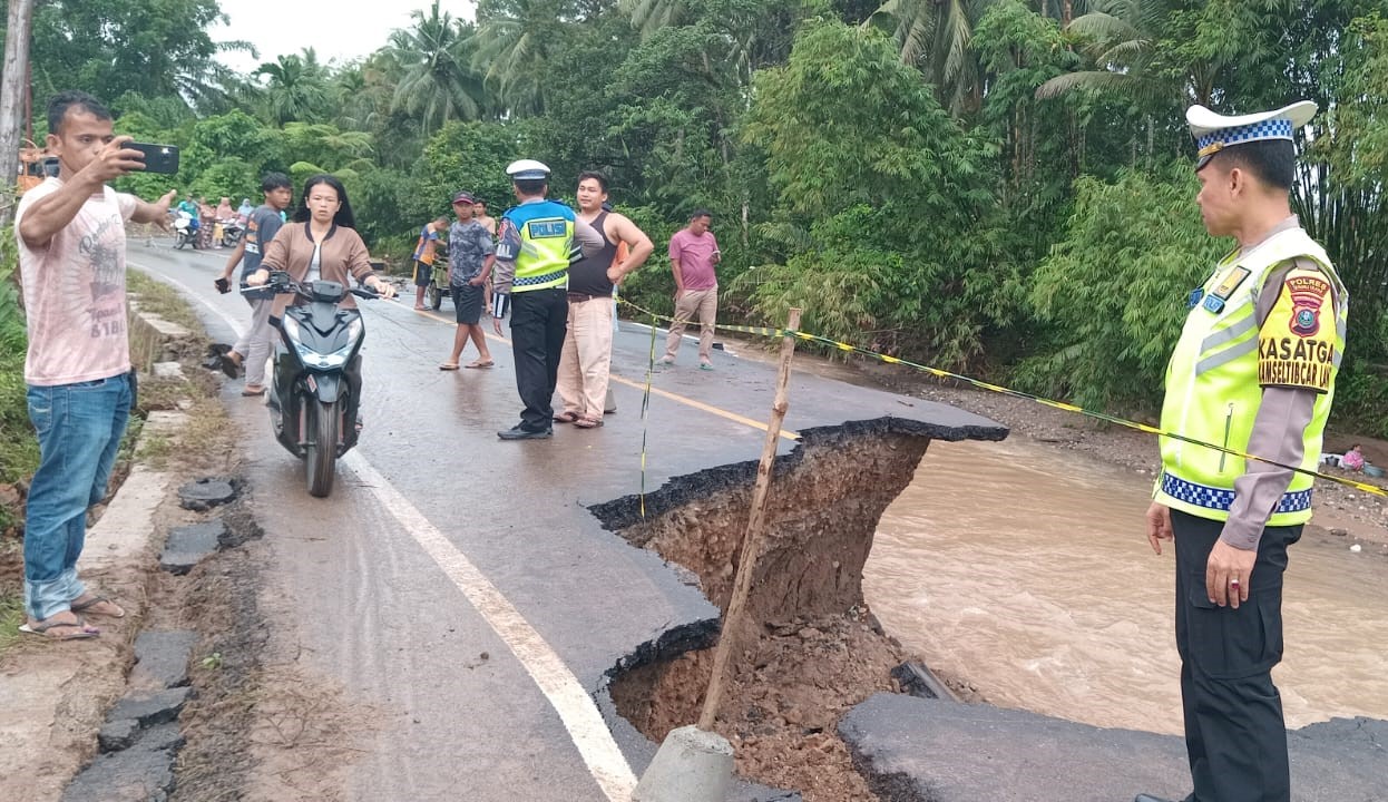 Longsor, Jalan Penghubung Tapsel-Madina Putus