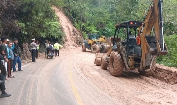 Longsor, Jalan Lintas Toba-Taput Dipenuhi Lumpur, Warga Diimbau Hati-hati