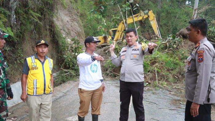 Jalan Penghubung Purba ke Haranggaol Horison Longsor, Alat Berat Dikerahkan Bersihkan Jalan