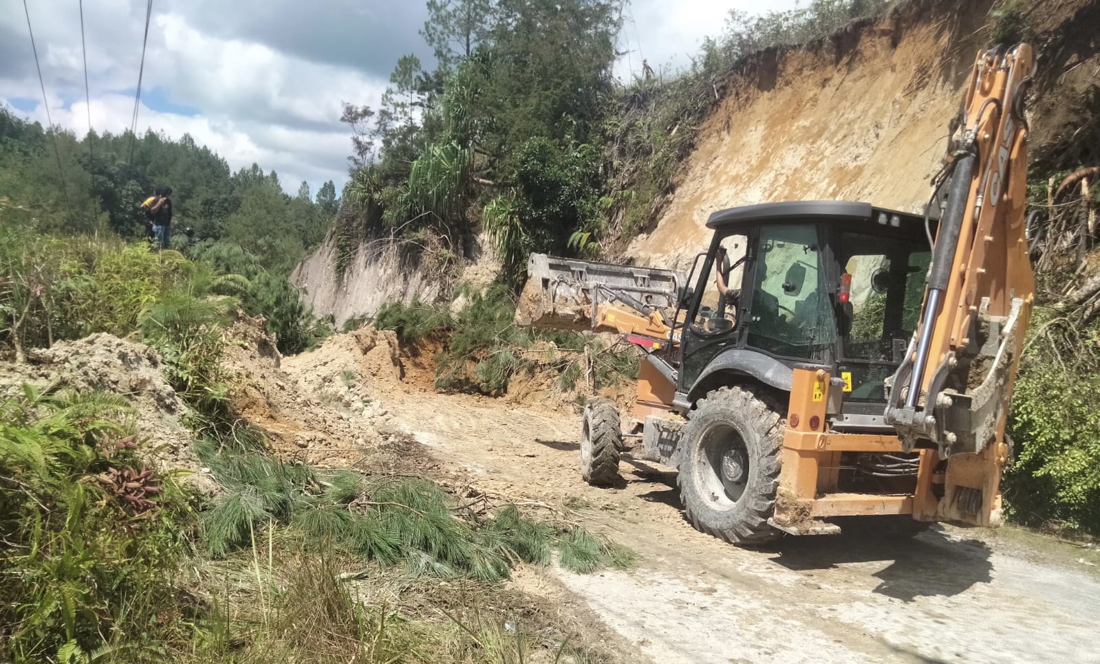 Longsor di Taput Sempat Memutus Arus Lalu Lintas