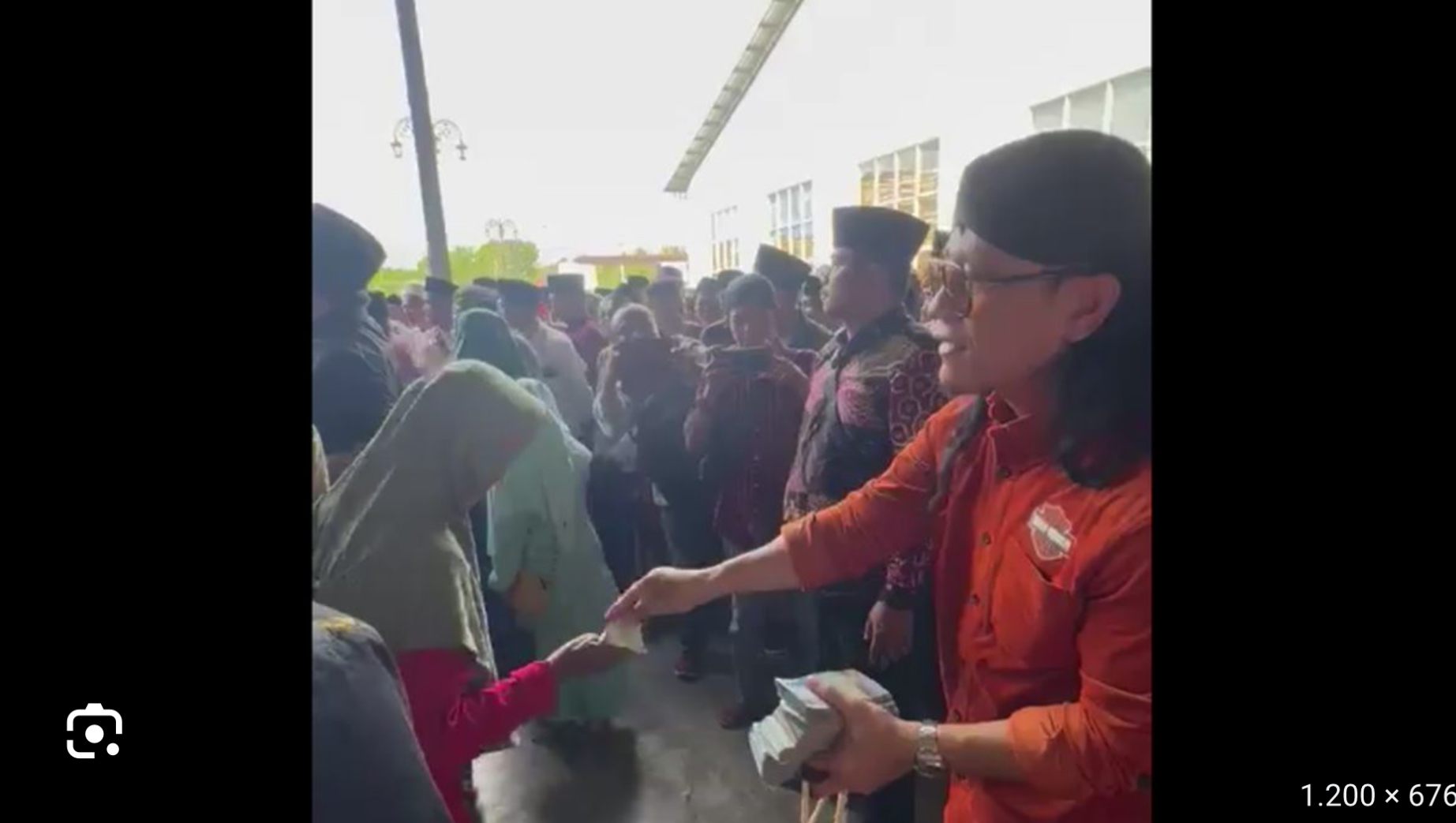 Gus Miftah Bagi-bagi Uang, Tegaskan Bukan TKN Prabowo-Gibran