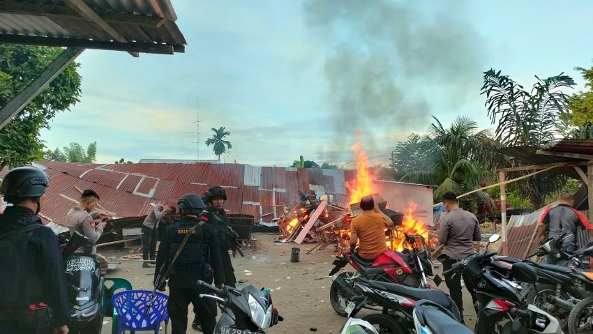 Jalan Jermal 15 Digerebek, 5 Barak Narkoba Dibakar, 4 Pengedar Sabu Ditangkap