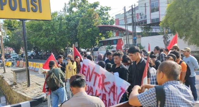 Puluhan Mahasiswa Desak Polrestabes Tangkap Oknum Caleg