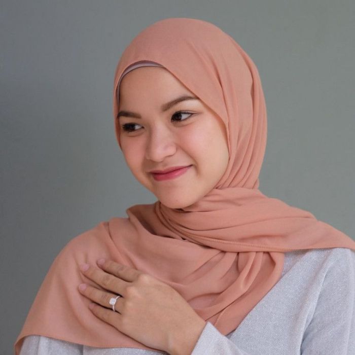 Tutorial Hijab Sehari-hari Zaskia Sungkar: Inspirasi Gaya Hijab Modis dan Elegan