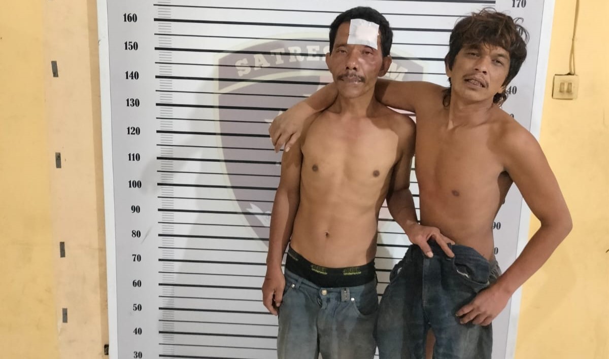 Digebuki Warga, Maling Berpose Ketika Difoto di Kantor Polisi