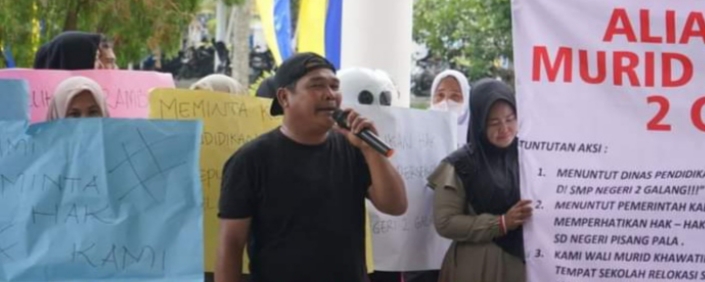 Wali Murid SMPN 2 Galang Demo Kantor DPRD dan Bupati