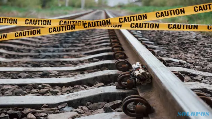 Pria Tanpa Identitas Tewas Disambar Kereta Api, Tubuh Jatuh ke Sungai
