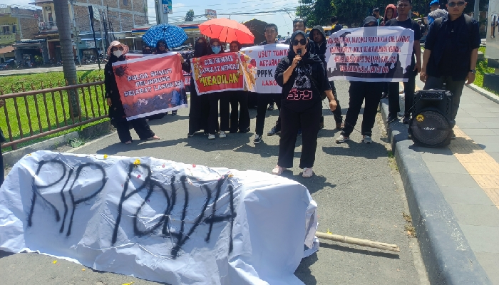 Guru Honorer Demo Bawa Keranda 'RIP Keadilan' di Polda Sumut, Desak Aktor Intelektual Diungkap